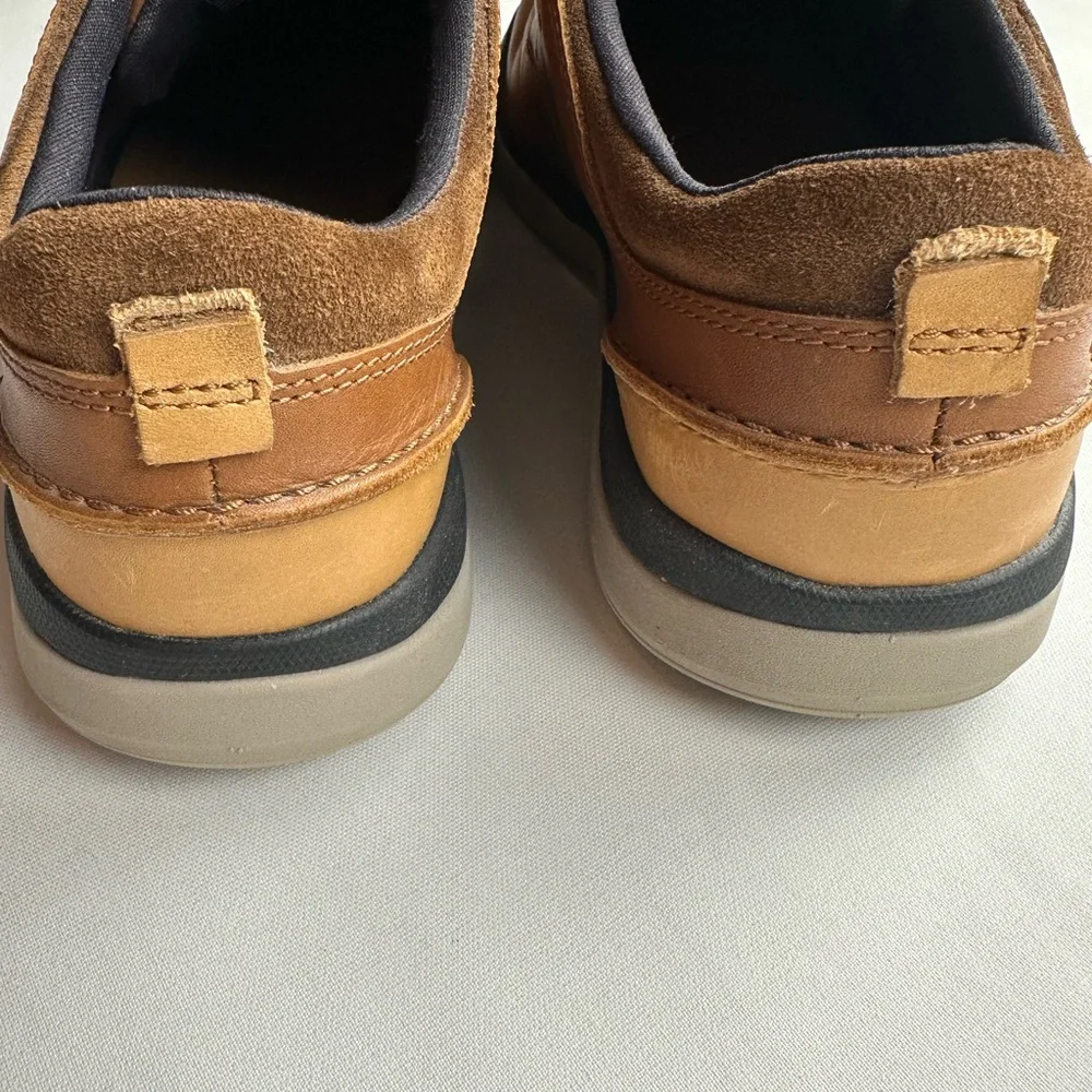 Clark’s Brown Leather Men's Shoes with laces. Minimal wear. Size 9.5